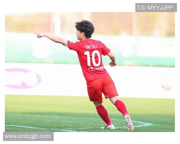 探讨足球在比赛中所受重力影响及其对运动表现的作用分析